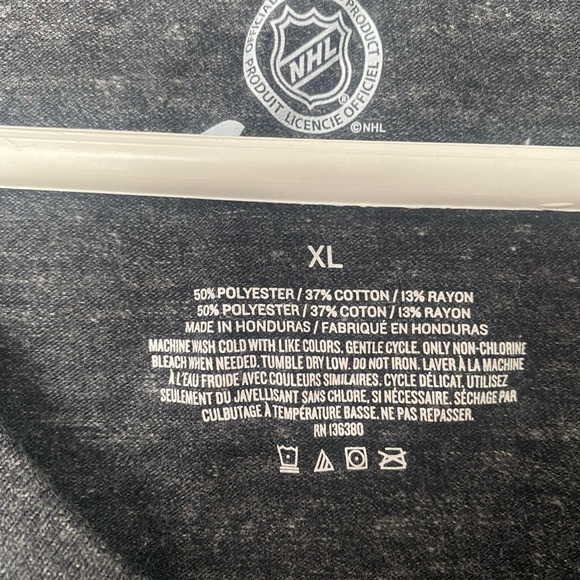 NWOT Ladies Pittsburgh Penguins V Neck - Picture 2 of 3